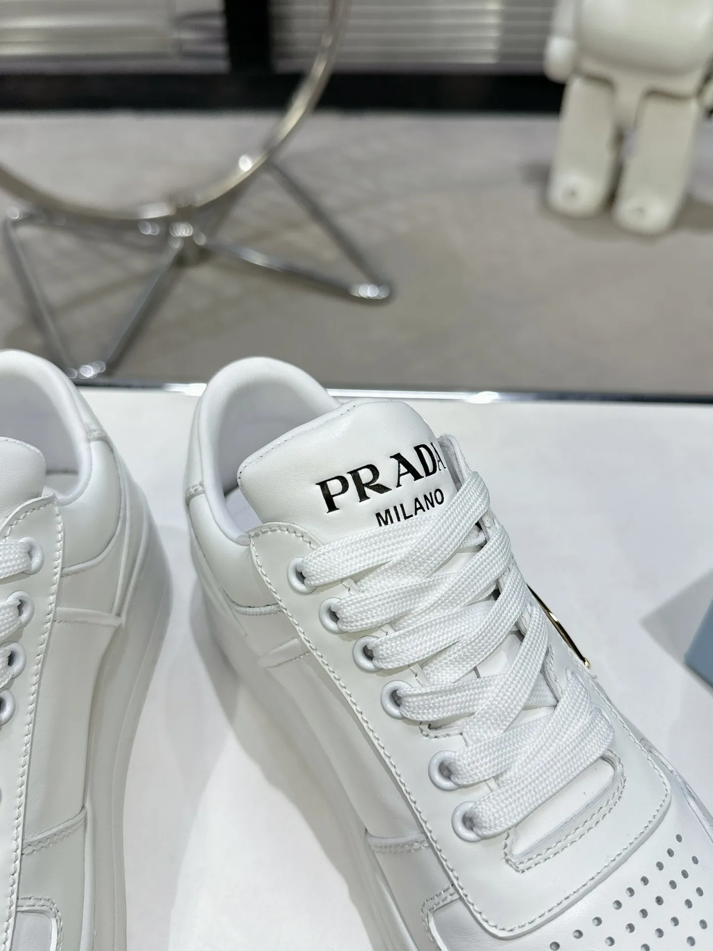 👟👟Ex-factory price 520👟👟 Prada Latest Downtown Bold series Thick-soled Platform Shoes Triangle Logo Casual Sports Shoes White Shoes Original purchase, development and production Downtown Bold sneakers are inspired by the basketball shoes of the 1980s, with sporty design and exquisite details. Crafted from perforated leather, the statement platform sole provides a unique, modern style. The Prada logo is interpreted from different angles, decorated with the iconic enamel-coated triangular metal logo, highlighting the unique classic style. Exquisite packaging at the delivery counter🛍📦 ▪️Fabric: Original custom imported first-layer cowhide ▪️Inner lining: Original imported soft sheepskin ▪️Outsole: Original molded ultra-light foam material ▪️Sole thickness: 4.5CM ▪️Size: Women's 35-40